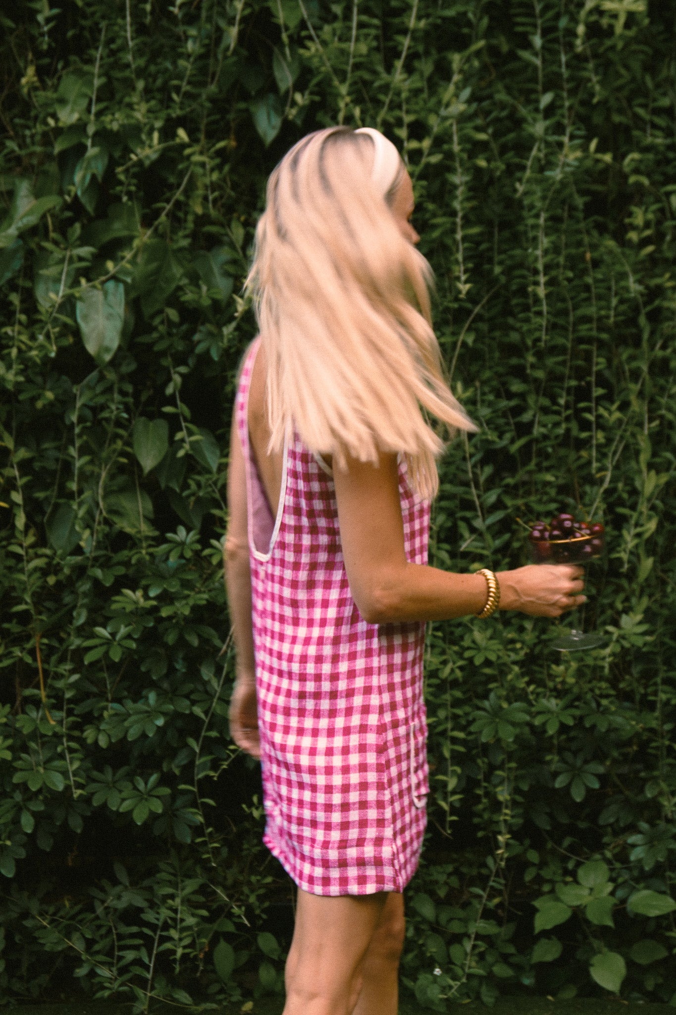 The Sara Shift Dress in Cherry Gingham sette The Sara Shift Dress in Cherry Gingham sette